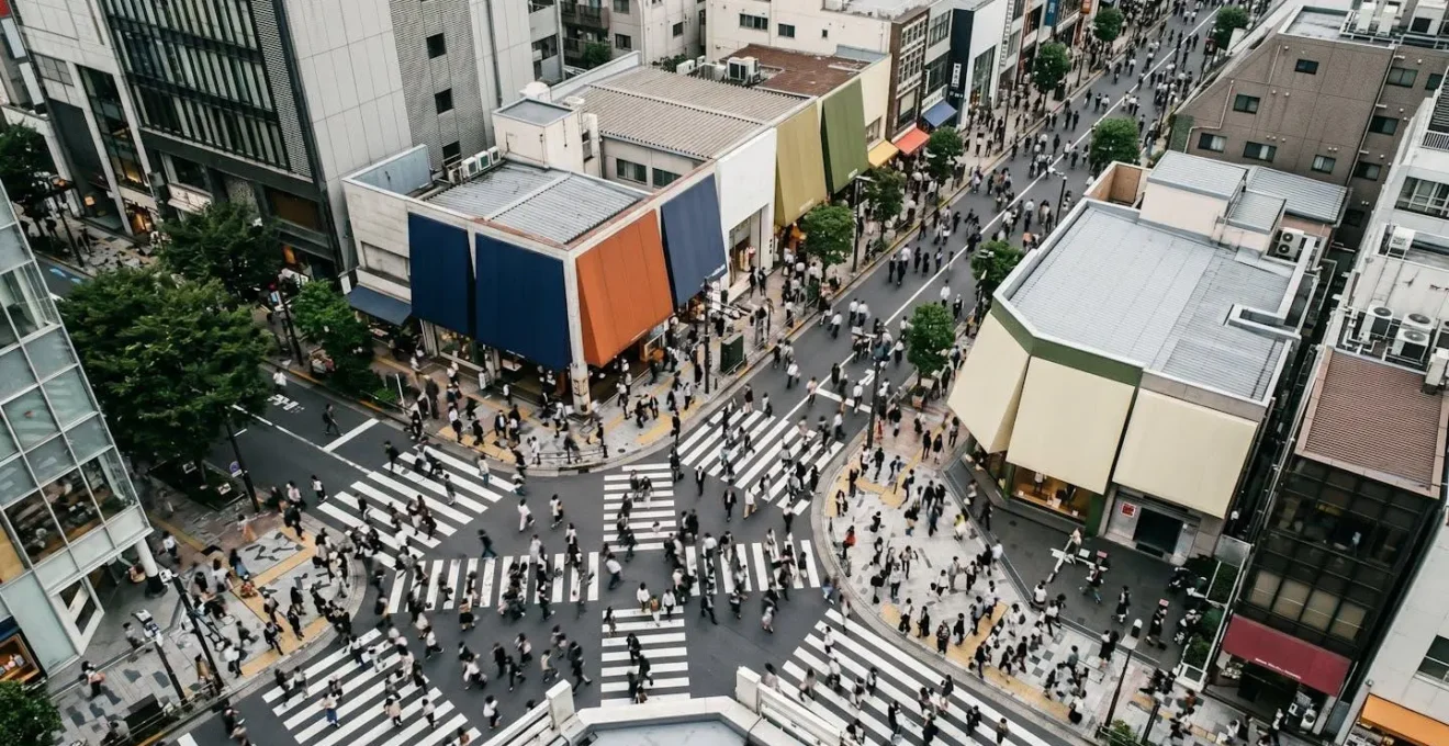 Vue aérienne d'une rue commerciale animée avec flux de piétons